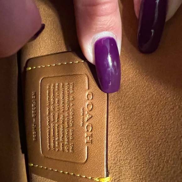 Coach patent leather handbag in magenta - Picture 8 of 8